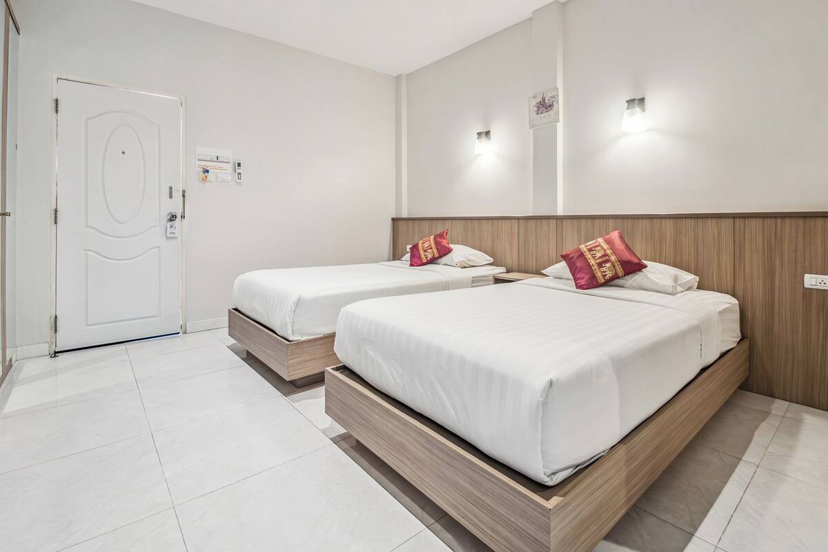 twin room | desk, blackout curtains, free wifi, bed sheets