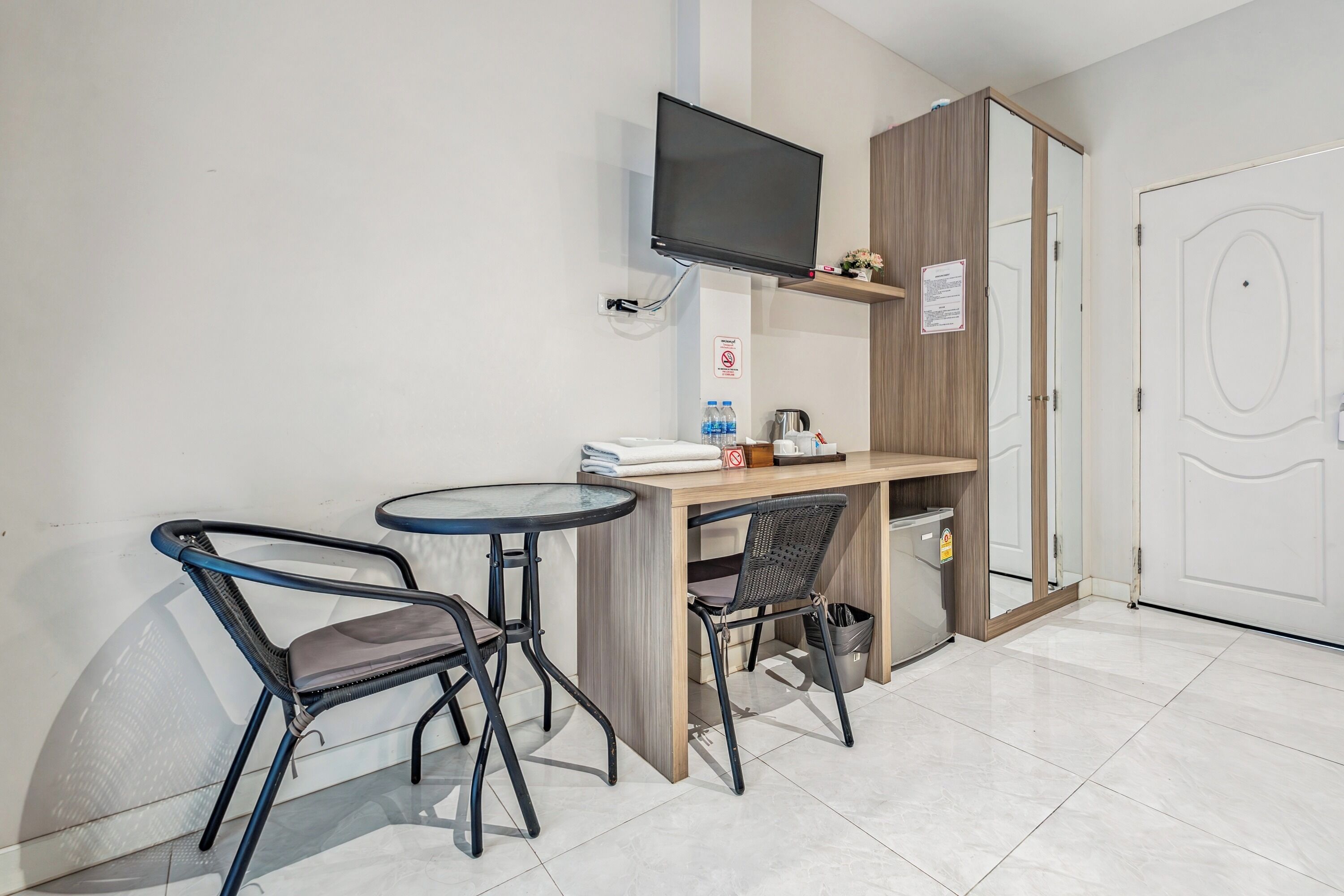 double room | desk, blackout curtains, free wifi, bed sheets