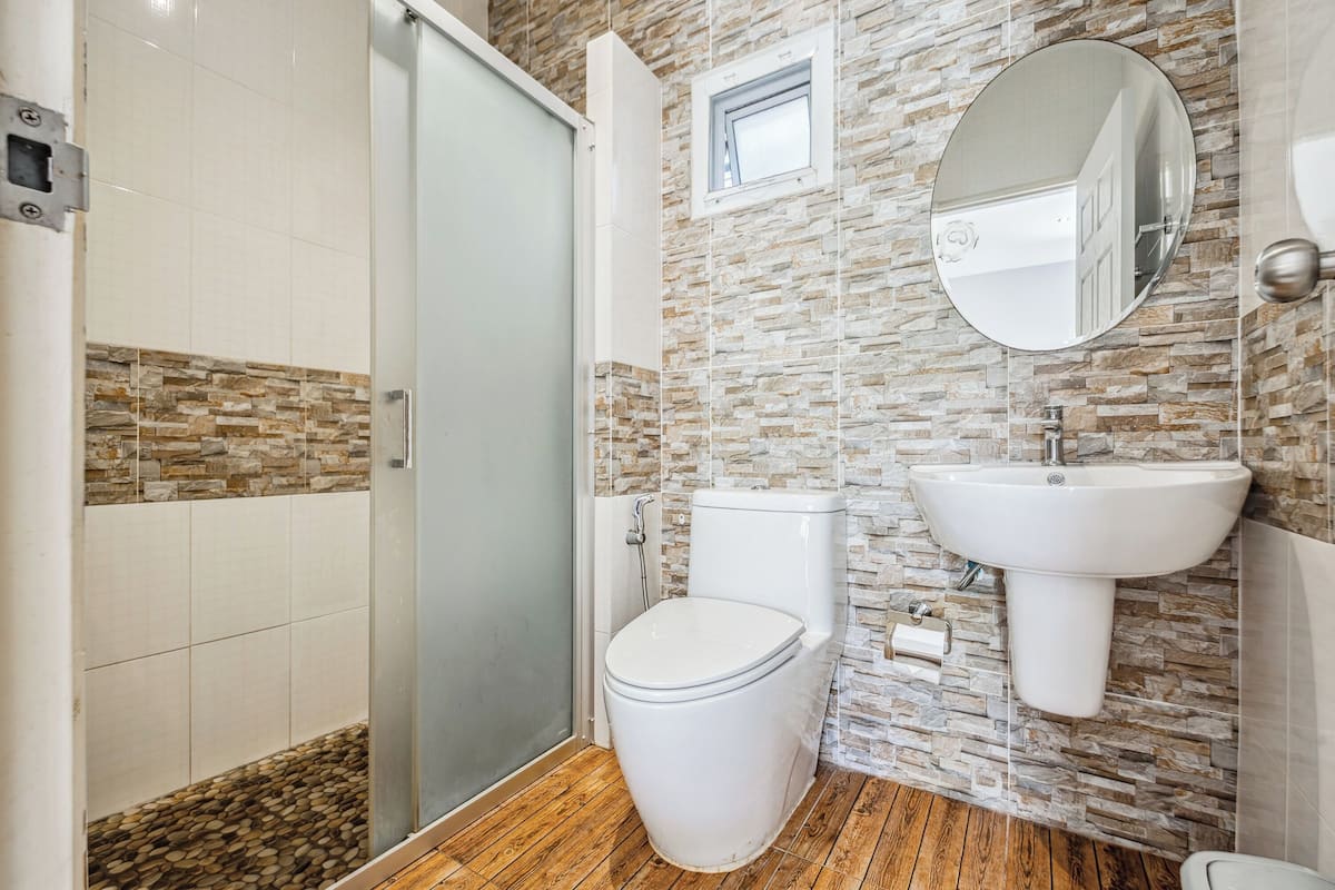 twin room | bathroom | shower, free toiletries, bidet, towels