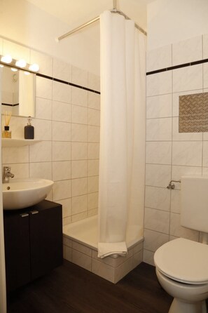 Deluxe Studio Suite, 1 Bedroom, Courtyard View | Bathroom