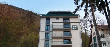 A multi-story hotel with a sign reading "Hotel".