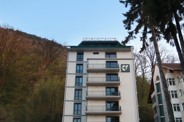 Un hotel de varios pisos con un cartel que dice 'Hotel'.