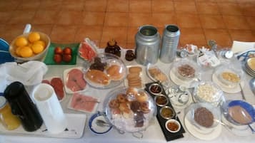 Desayuno continental (EUR 12 por persona)