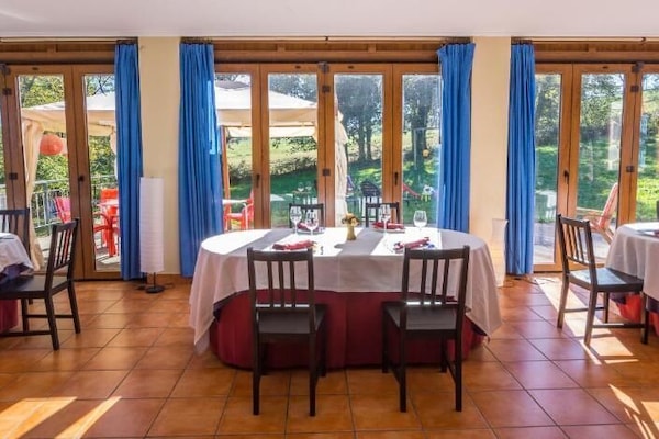 Menyajikan masakan lokal