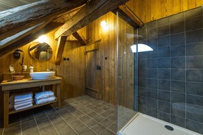 Comfort-Apartment (7 Adults, Duplex) | Badezimmer | Dusche, kostenlose Toilettenartikel, Haartrockner, Bademäntel