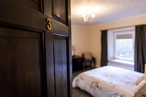 Deluxe-Doppelzimmer (Room 3) | Hochwertige Bettwaren, Schreibtisch, laptopgeeigneter Arbeitsplatz