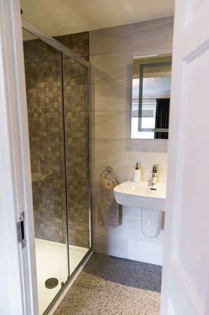 Chambre Deluxe double (Room 5) | Salle de bain | Douche, articles de toilette (gratuits), séchoir à cheveux