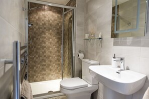 Doppia Deluxe (Room 4) | Bagno | Doccia, set di cortesia gratuito, asciugacapelli, asciugamani