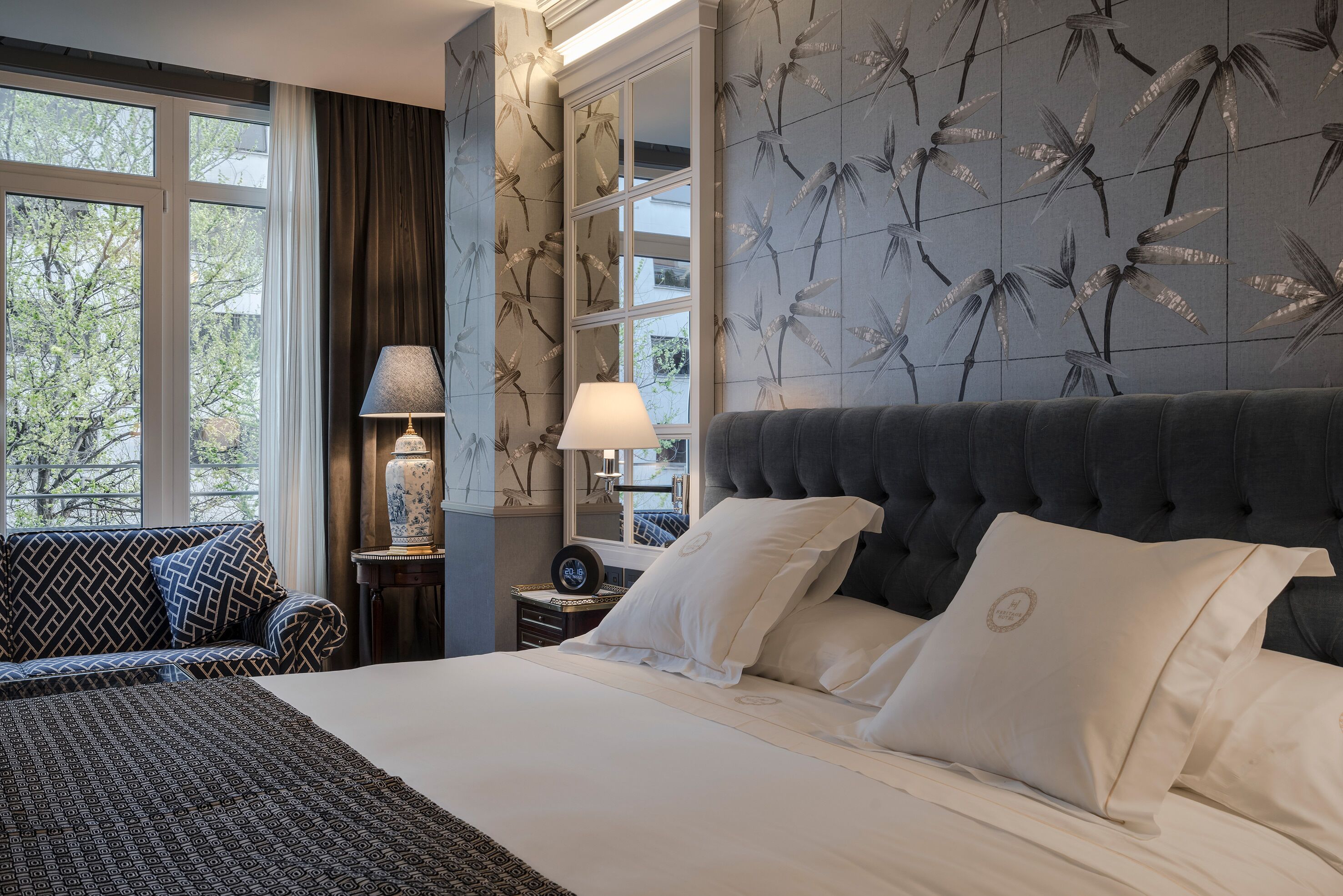 ميني بار وخزنة داخل الغرفة ومكتب وستائر تعتيم