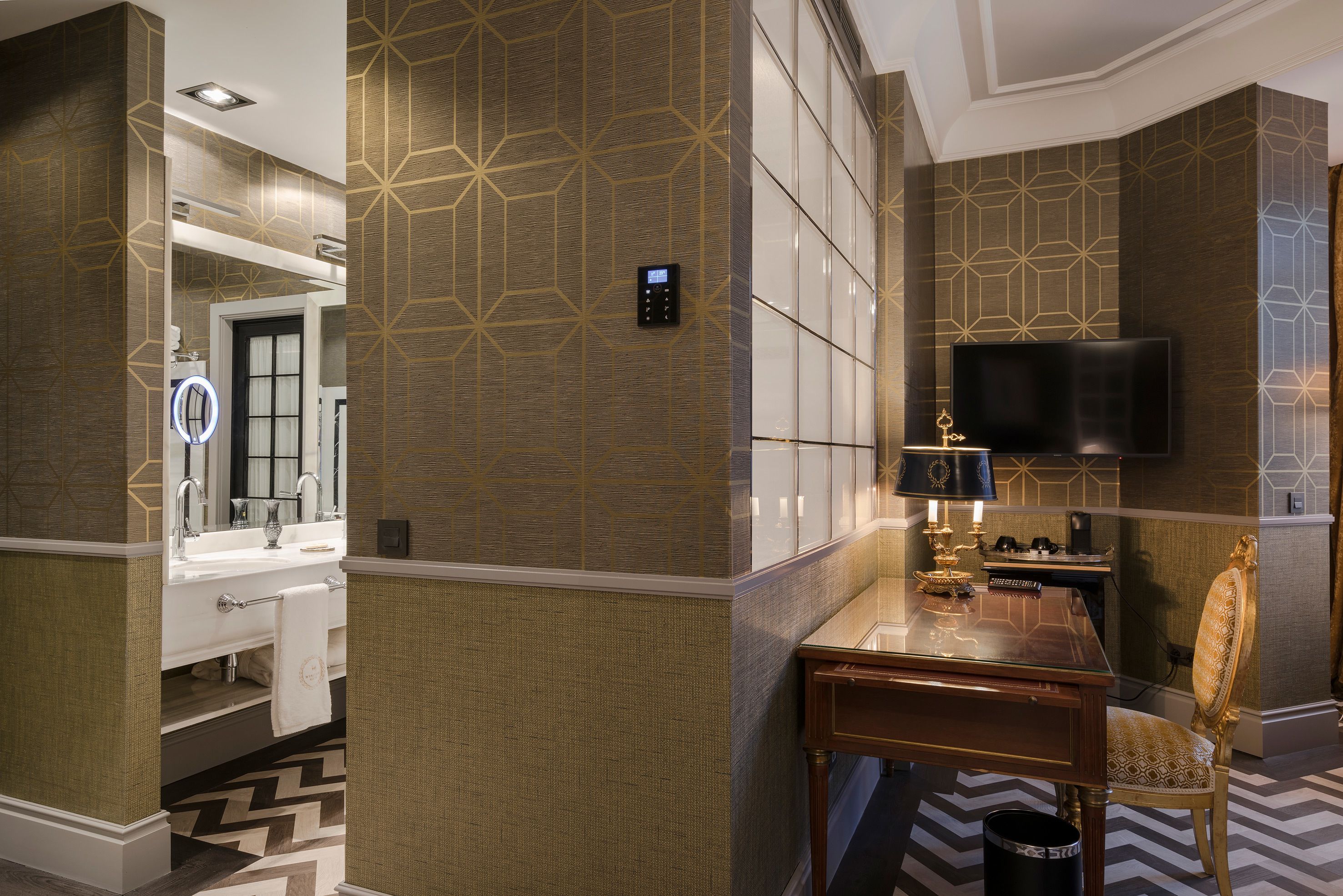 junior suite | 1 bedroom, minibar, in-room safe, desk