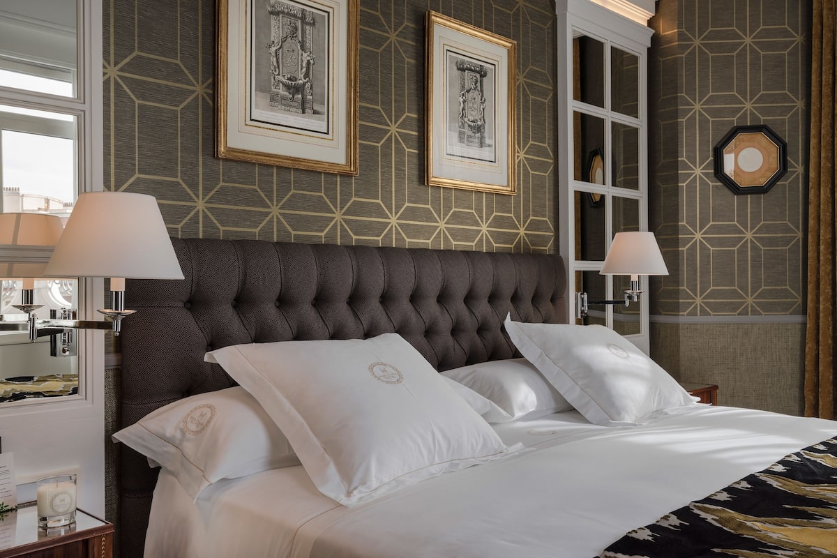 Junior suite | Een minibar, een kluis op de kamer, een bureau, verduisterende gordijnen