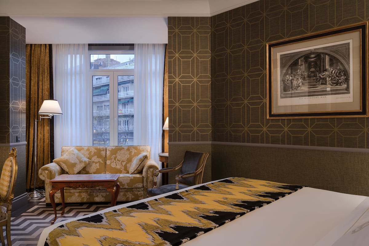 Een minibar, een kluis op de kamer, een bureau, verduisterende gordijnen