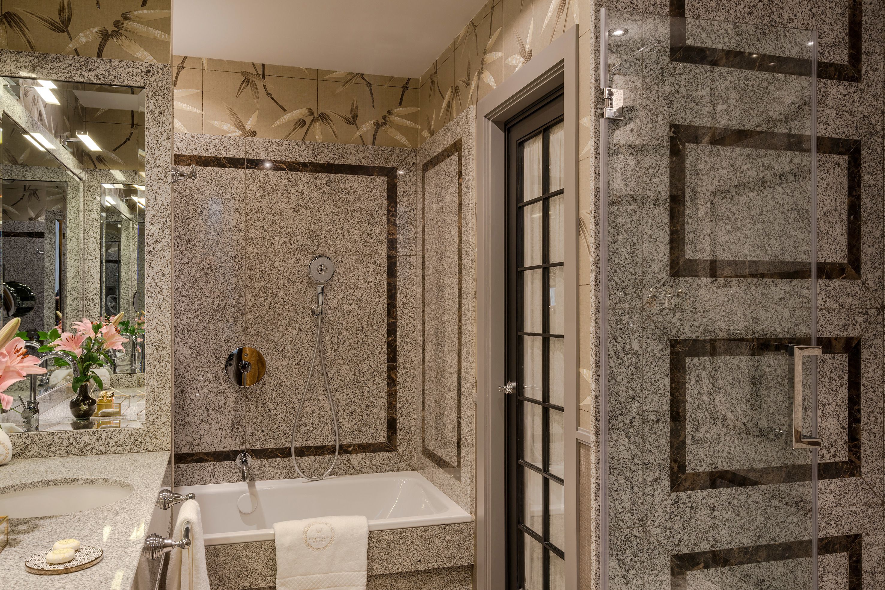 Un baño moderno con una bañera independiente, un espejo grande y una zona de ducha.