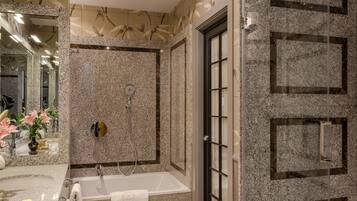 Un baño moderno con una bañera independiente, un espejo grande y una zona de ducha.