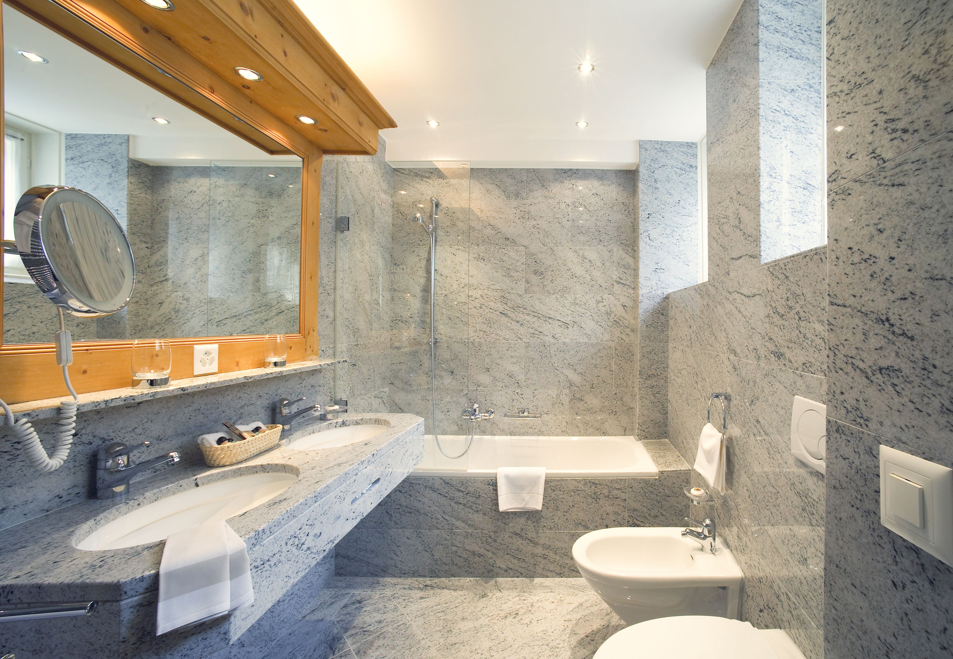 standard double room | bathroom | free toiletries, hair dryer, bathrobes, slippers