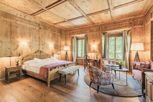 Ropa de cama de alta calidad, cubrecamas y minibar 