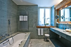 Junior Suite | Bathroom | Free toiletries, hair dryer, bathrobes, slippers - Parkhotel Margna (Sils im Engadin-Segl)