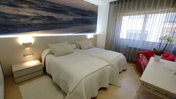 Habitación con 1 cama doble o 2 individuales | Escritorio, cortinas opacas, cunas gratuitas y camas supletorias