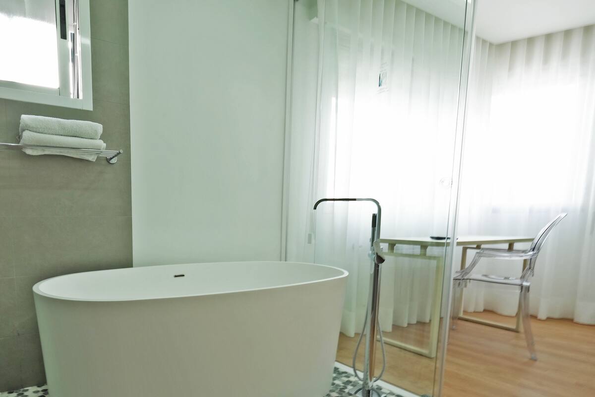 Suite Junior | Kamar mandi | Perlengkapan mandi gratis, pengering rambut,  dan handuk