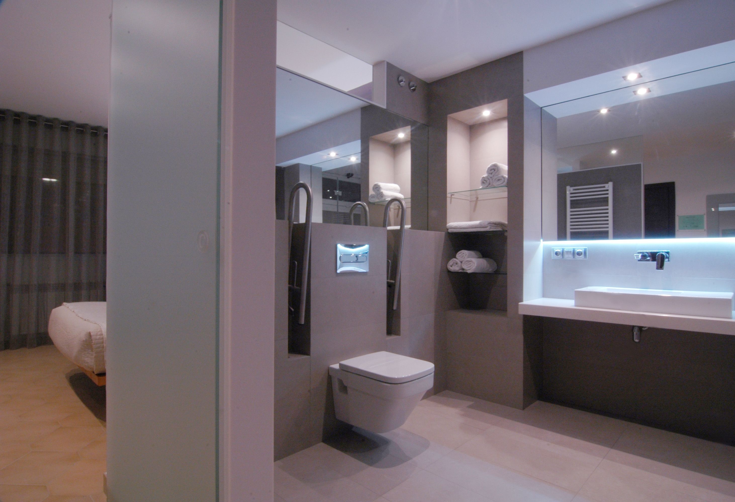 quadruple room | bathroom | free toiletries, hair dryer, towels