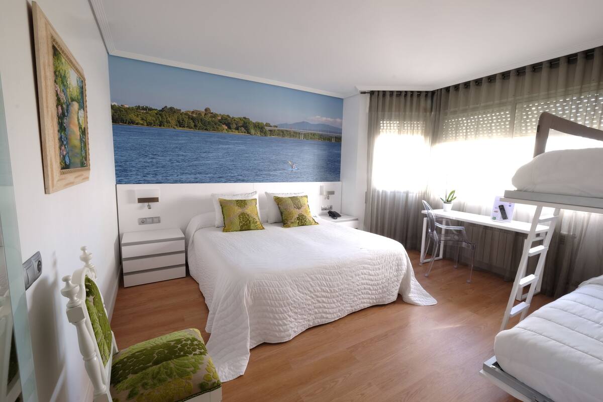 Kamar Quadruple | Meja kerja, tirai kedap cahaya, dan tempat tidur bayi gratis