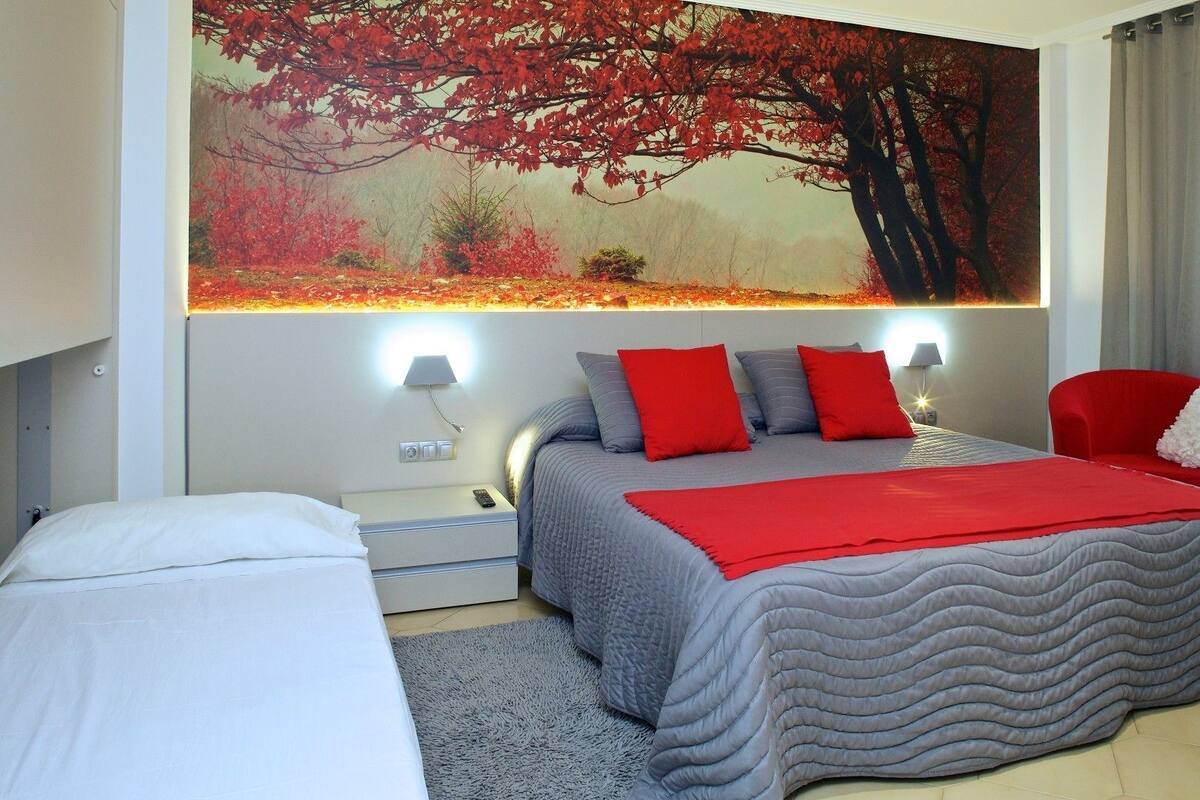 Kamar Triple | Meja kerja, tirai kedap cahaya, dan tempat tidur bayi gratis