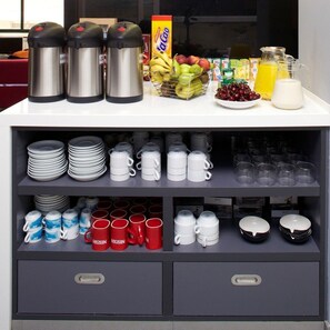 A breakfast bar with coffee makers, fruits, and beverages. - Hotel Vila da Guarda (A Guarda)