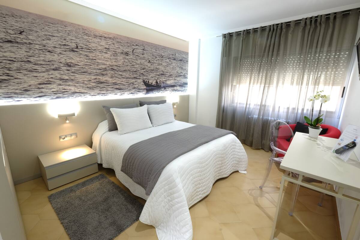 Kamar Double atau Twin | Meja kerja, tirai kedap cahaya, dan tempat tidur bayi gratis