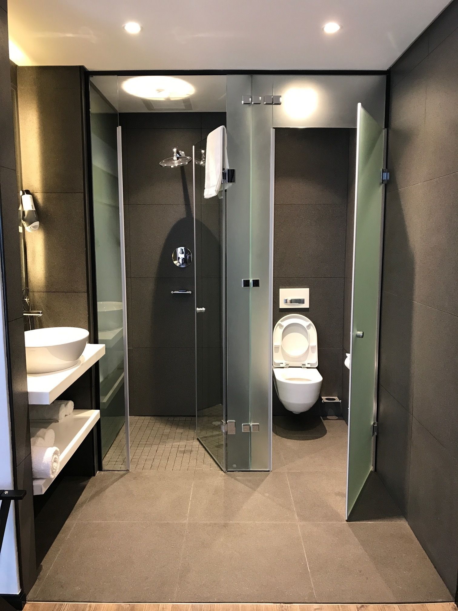 standard room, 1 king bed, city view | bathroom | free toiletries, hair dryer, bathrobes, slippers