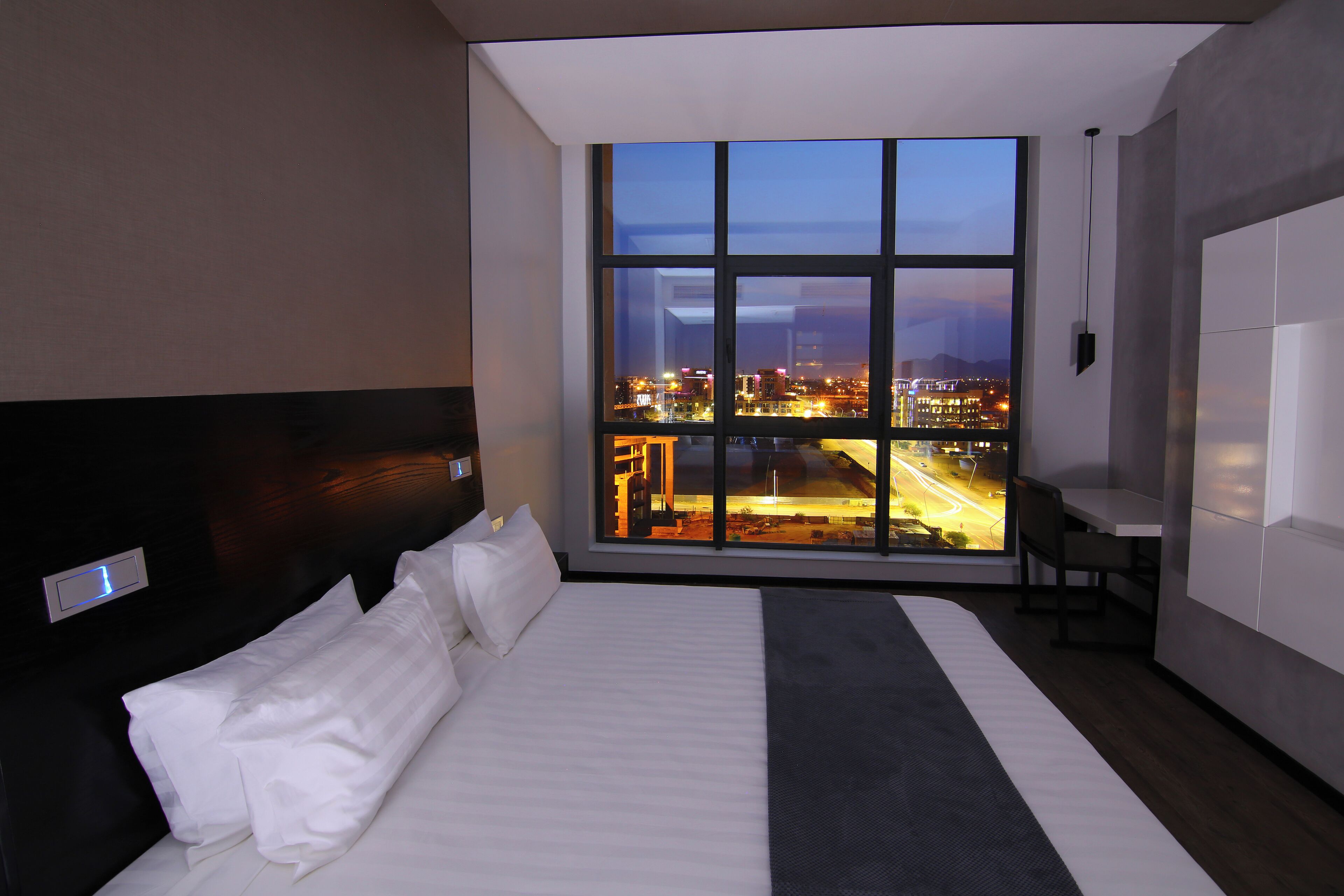 standard room, 1 king bed, city view | in-room safe, desk, soundproofing, iron/ironing board