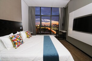 Habitación estándar, 1 cama de matrimonio grande, vistas a la ciudad | Caja fuerte, escritorio, sistema de insonorización