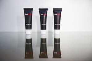 Doppelzimmer | Badezimmer | Dusche, kostenlose Toilettenartikel