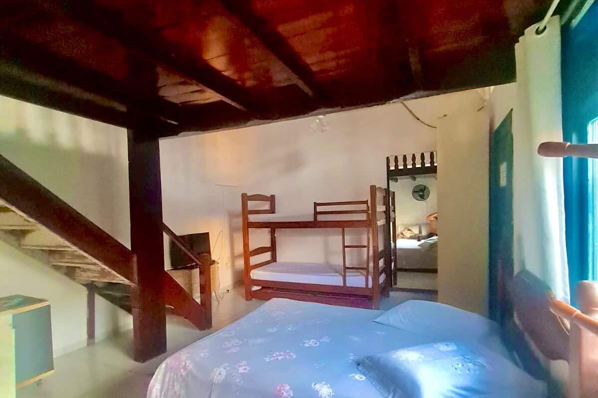 家庭四人房 | 迷你吧、遮光窗帘、免费 WiFi、床单