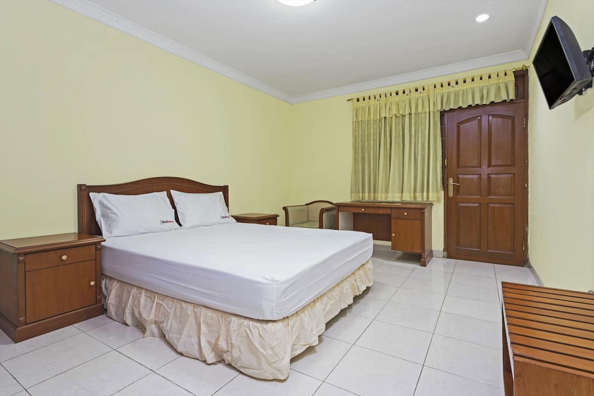 Desk, blackout curtains, free WiFi