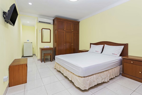 Desk, blackout curtains, free WiFi