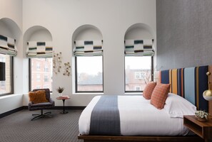 Sengetøy av topp kvalitet, senger med overmadrass og safe på rommet