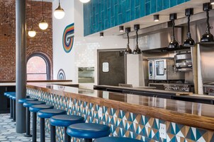 Se sirven almuerzos y cenas, restaurante con mesas al aire libre 