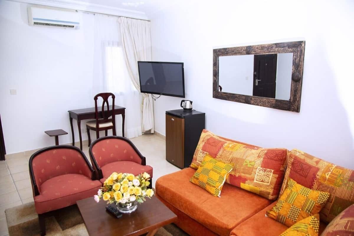 Senior Suite | Ruang tamu | TV skrin rata