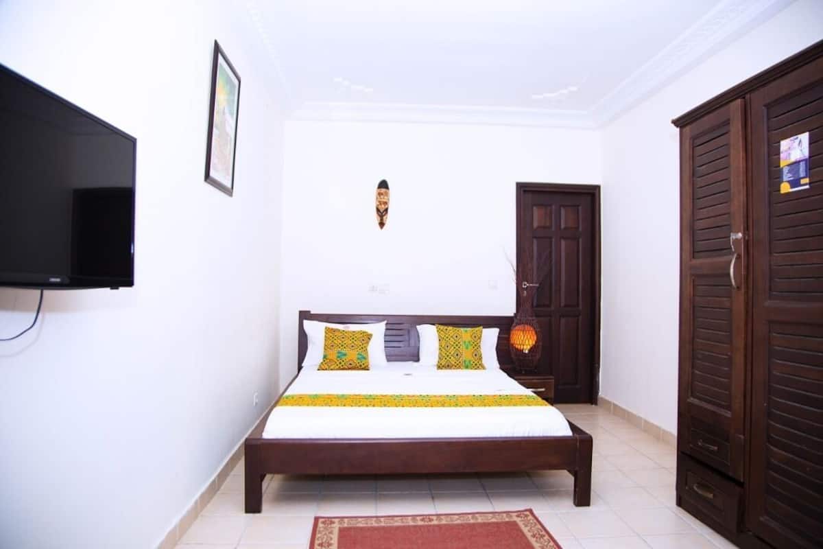 Peralatan tempat tidur premium, meja, langsir/tirai gelap terus