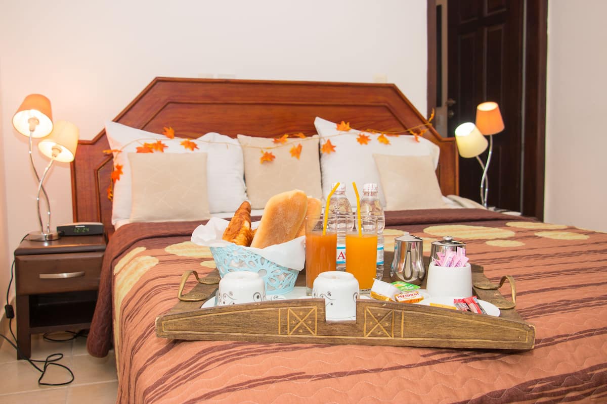 Junior Suite, 1 Katil Ratu (Queen) | Peralatan tempat tidur premium, meja, langsir/tirai gelap terus