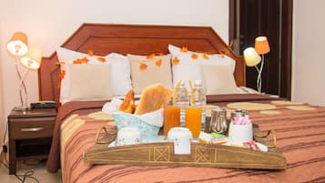Junior Suite, 1 Katil Ratu (Queen) | Peralatan tempat tidur premium, meja, langsir/tirai gelap terus
