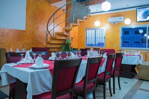 Breakfast, lunch and dinner served - Cypa Hotel (Abidjan)