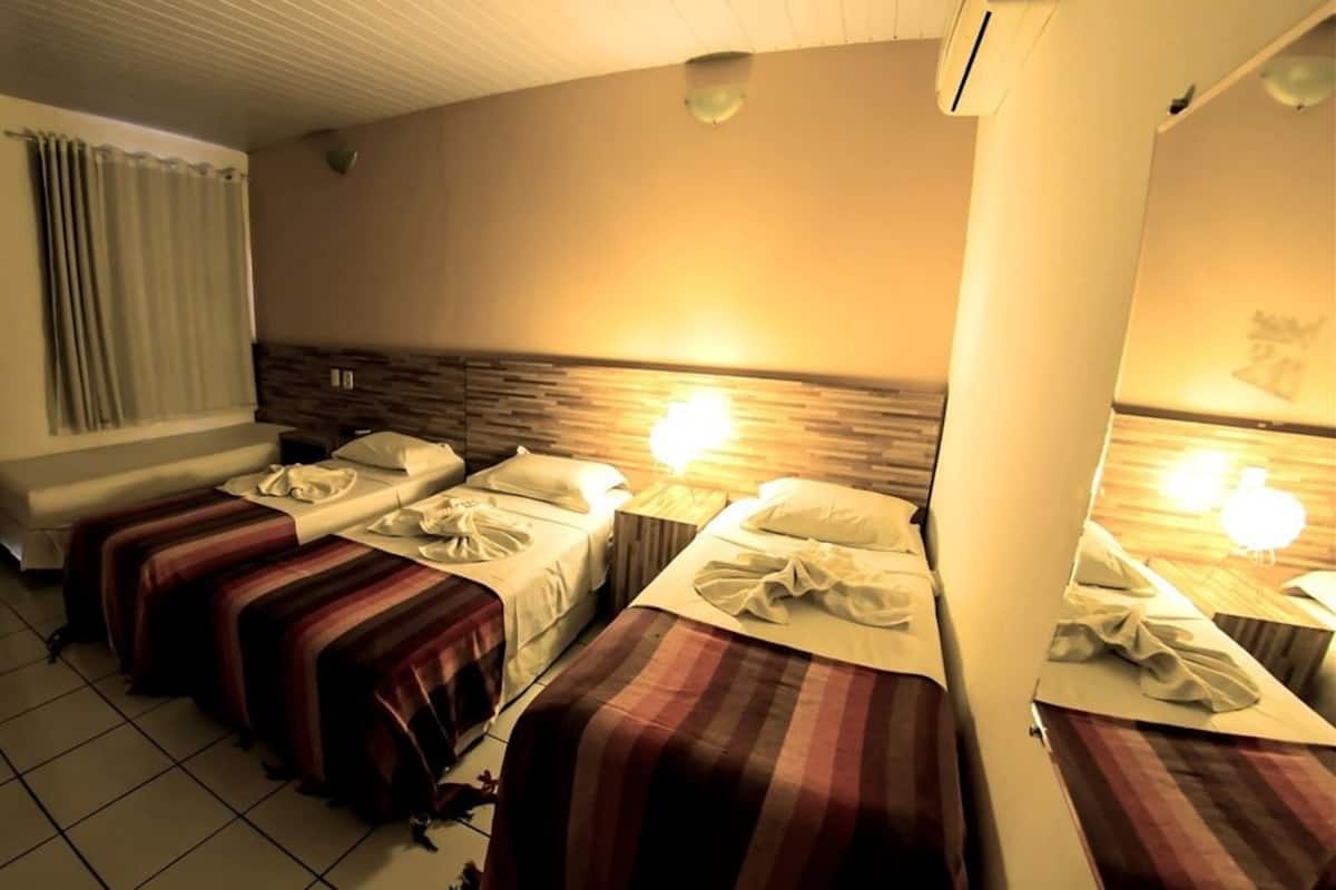 Habitación triple | Cortinas opacas, tabla de planchar con plancha, wifi gratis