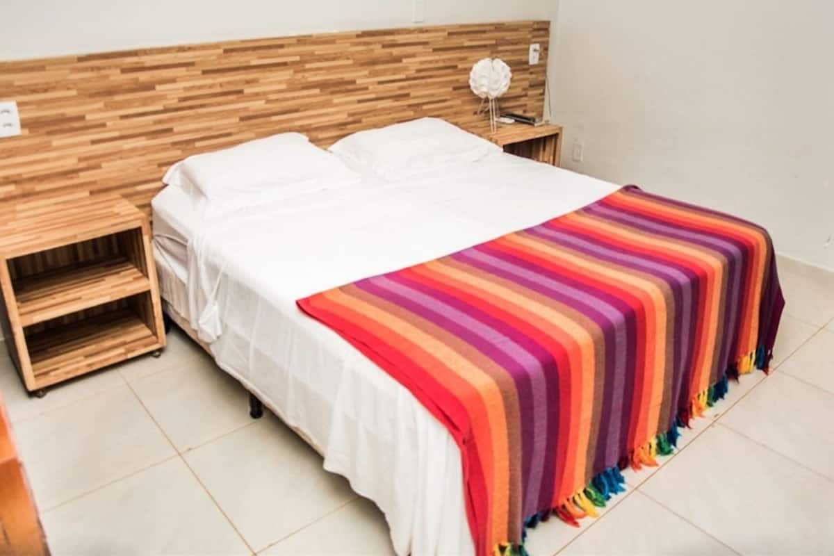 Habitación con 1 cama doble o 2 individuales | Cortinas opacas, tabla de planchar con plancha, wifi gratis