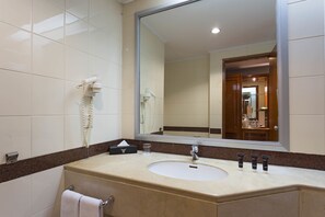 Double Room | Bathroom | Shower, free toiletries, towels