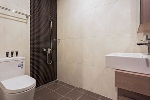 Double Room | Bathroom | Shower, free toiletries, towels