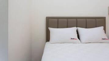 Double Room | Desk