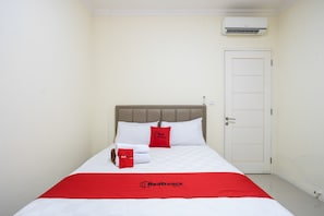 Desk - RedDoorz Plus near Siloam Karawaci (Curug)