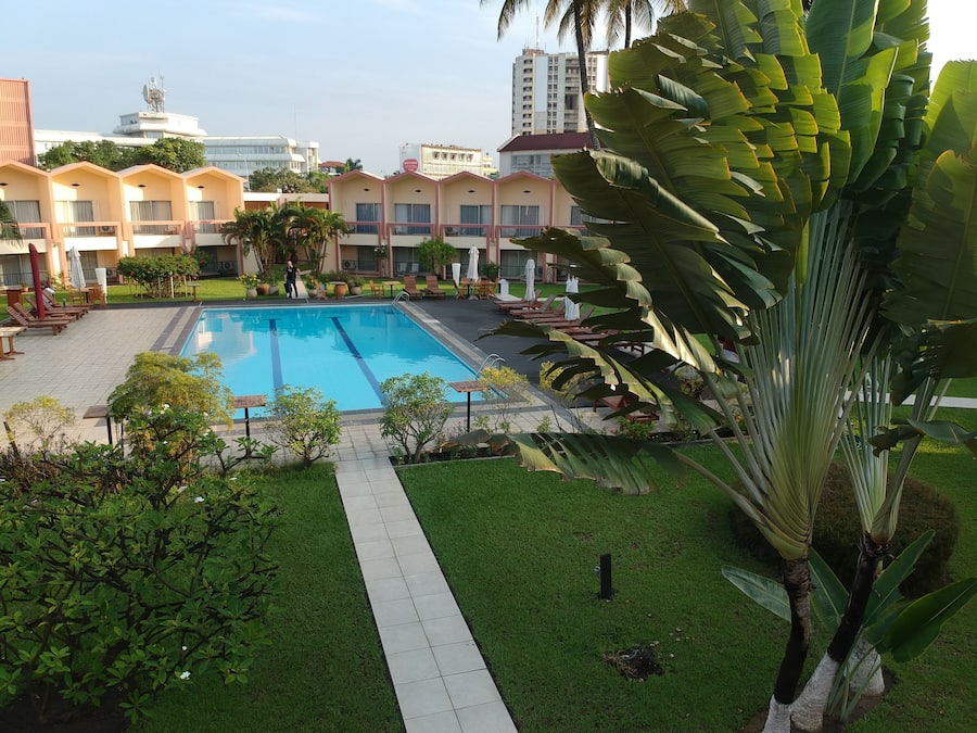 Outdoor pool, pool loungers