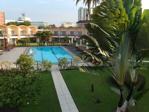 Piscine extérieure, chaises longues